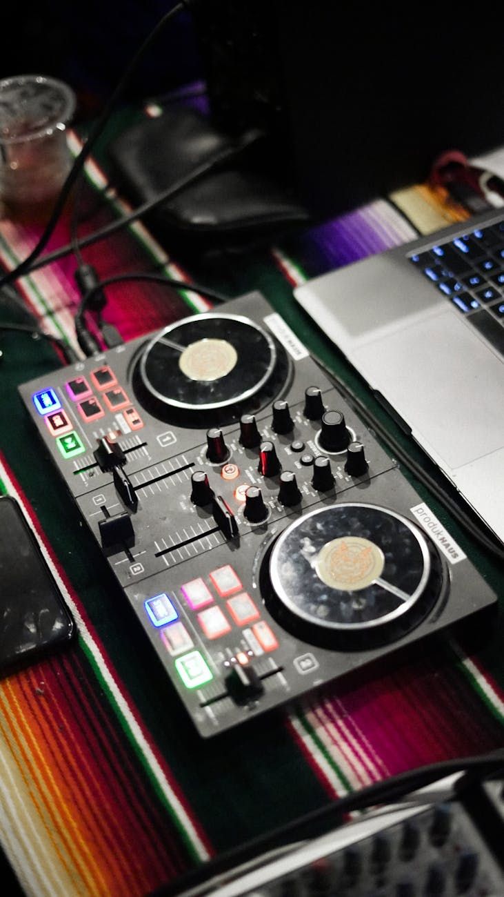 DJ-kontroller, hjemme-DJ-oppsett, klubb-DJ-utstyr, nybegynner-DJ-utstyr, profesjonell DJ-kontroller, DJ-mikserkontroller, USB-DJ-kontroller, DJ-opptredenoppsett, musikkmikseutstyr, digitalt DJ-system