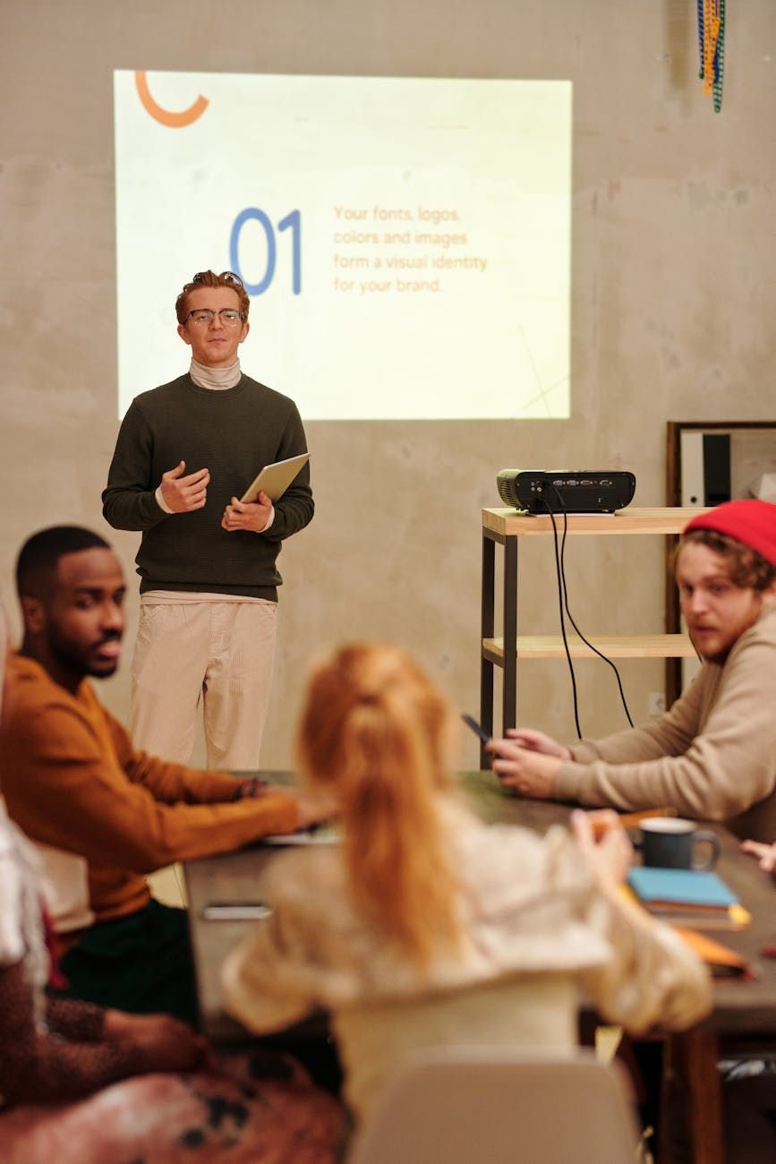 bærbar projektor, filmprojektor, presentasjonsprojektor, miniprojektor, lysstyrke i lumens, oppløsning, tilkoblingsmuligheter HDMI, batterilevetid, bærbarhet, hjemmekino