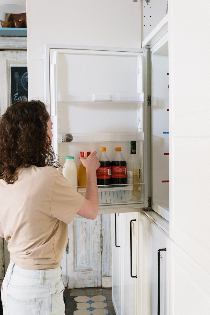 duża rodzina lodówka, lodówka energooszczędna, poradnik zakupu lodówki, przestronna lodówka, urządzenia kuchenne dla rodzin, lodówka z drzwiami typu French door, lodówka boczna-boczna, przystępna cenowo lodówka, pojemność przechowywania lodówki, najlepsza lodówka dla rodziny