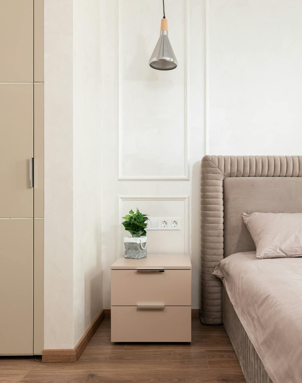 Schlafzimmerschrank, Schrankauswahl, Kleideraufbewahrung, Innendesign, Kapazität, Möbelmaterialien, Funktionalität, Schlafzimmerstil, Platzorganisation, Einbauschrank