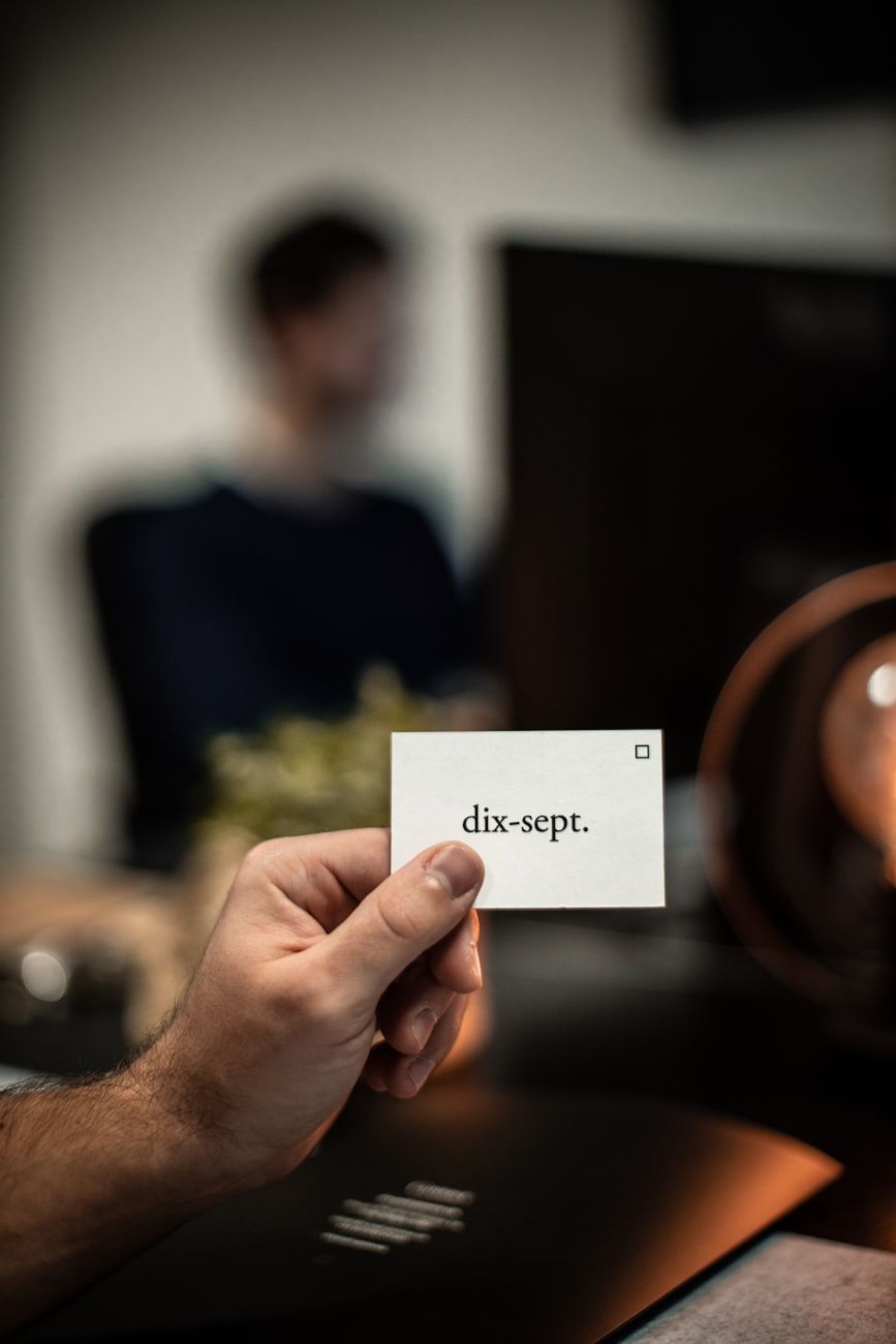 visitkort, brandidentitet, første indtryk, kortdesign, professionelle materialer, placering af logo, unikke visitkort, marketingværktøj, kundeengagement, designtips