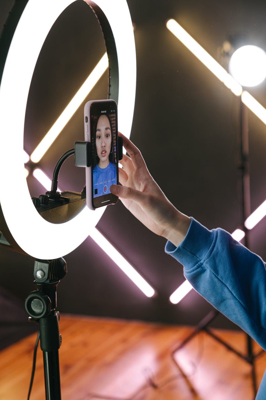 vlogging kamera, bedste kamera til vlogging 2025, hvordan man vælger et kamera, kamera funktioner, vlogging tips, kameraløbsguide, videooptageudstyr, 4K vlogging kamera, bedste budget kamera, kamera for begyndere