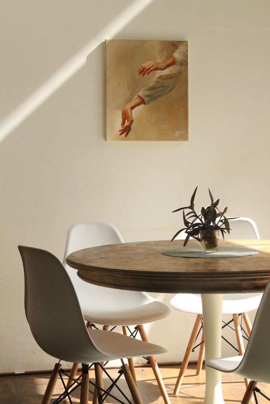 Table à manger, design d'intérieur, décoration intérieure, sélection de meubles, design moderne, fonctionnalité, matériaux de mobilier, espace domestique, décoration élégante, intérieur chaleureux