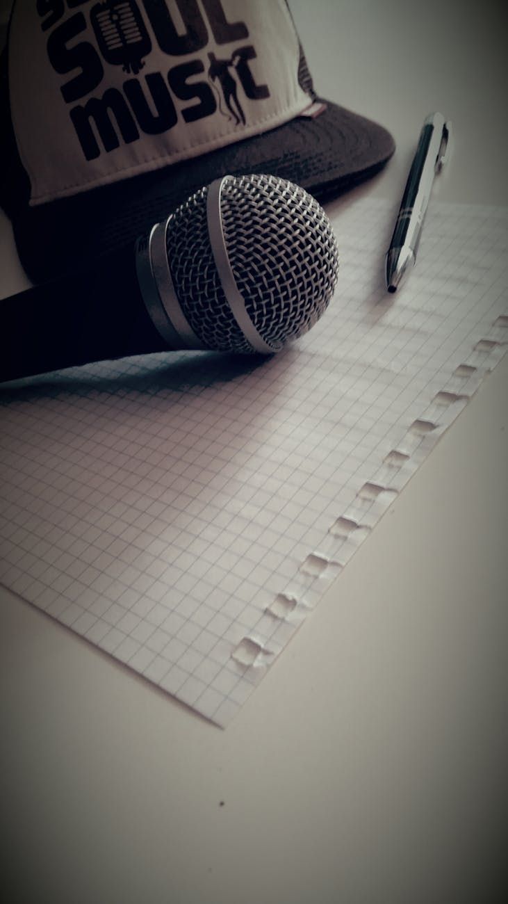 Micrófonos, Grabación de música, Estudio casero, Audio profesional, Micrófonos de condensador, Micrófonos dinámicos, Interfaz de audio, Insonorización, Acústica de la habitación, Selección de micrófonos