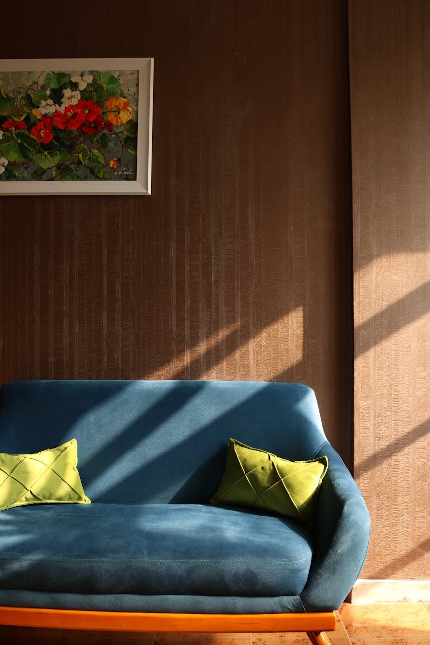 Kleines Apartmentsofa, platzsparende Möbel, funktionales Sofadesign, Apartmentdekoration, kompakte Wohnlösungen, Sofakaufberatung, multifunktionale Sofafunktionen, Inneneinrichtungstipps, Möbel für kleine Räume, Maximierung des Apartmentplatzes.