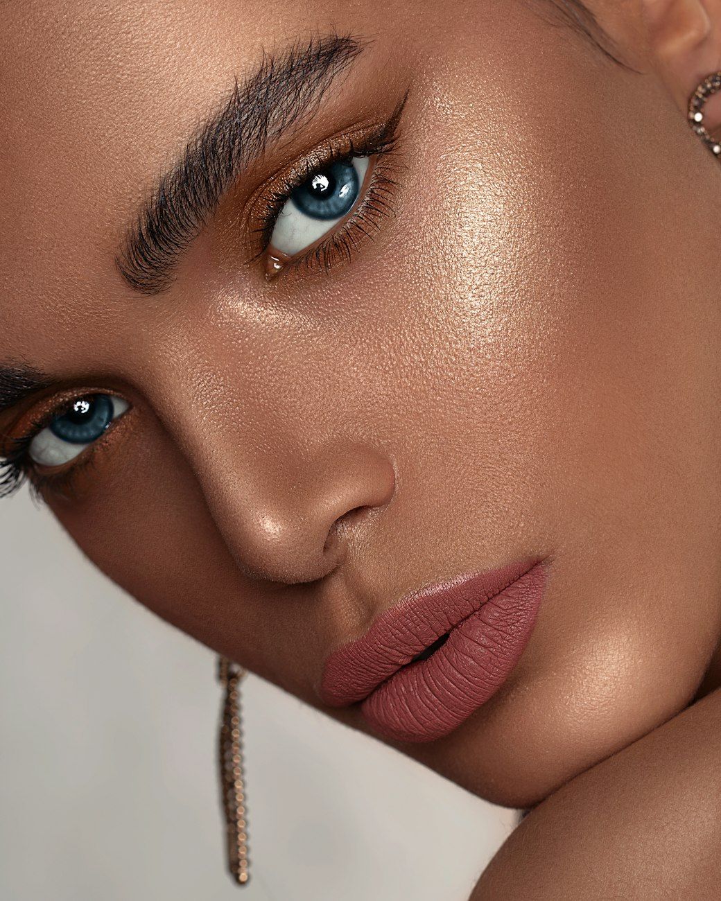 cosméticos, cuidado de la piel, maquillaje, productos de belleza, tipo de piel, base, pintalabios, aspecto natural, estilo personal, calidad del producto