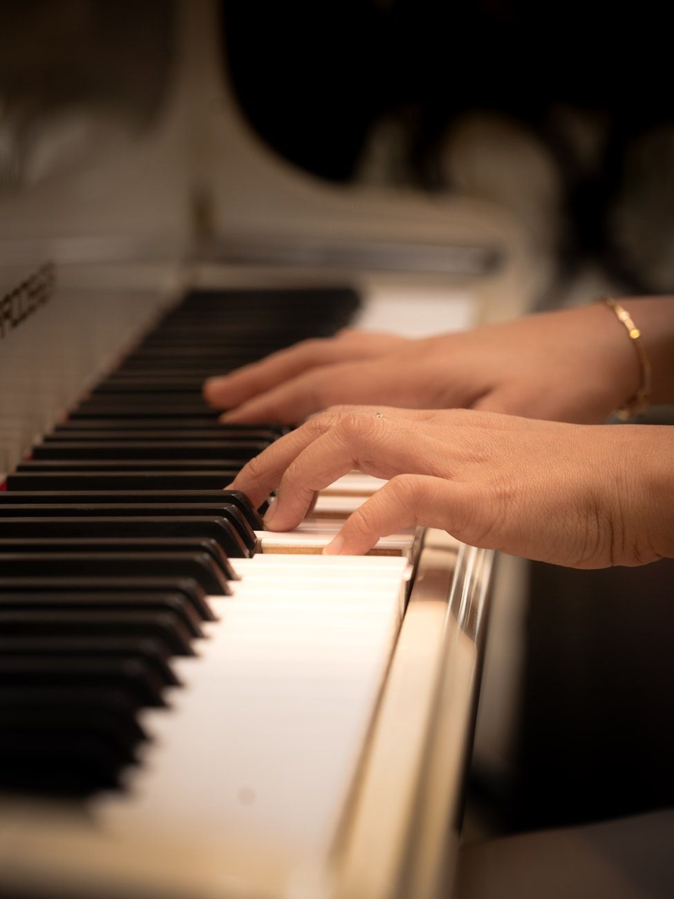 aloittelijainstrumentit, musiikkiopas, instrumentin valinta, ensimmäinen kitara, piano vs. viulu, musiikin oppiminen, musiikillinen matka, vinkkejä aloittelijoille, soiton aloittaminen, instrumentin valinta