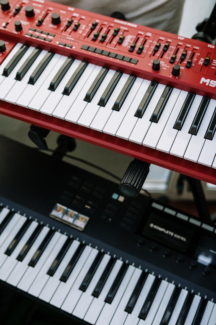 Oversæt venligst teksten fra engelsk til dansk: synthesizer, valg af en synthesizer, begyndermusiker, musikinstrumenter, første skridt, digital synthesizer, analog synthesizer, lyd, musikudstyr, musikindlæring