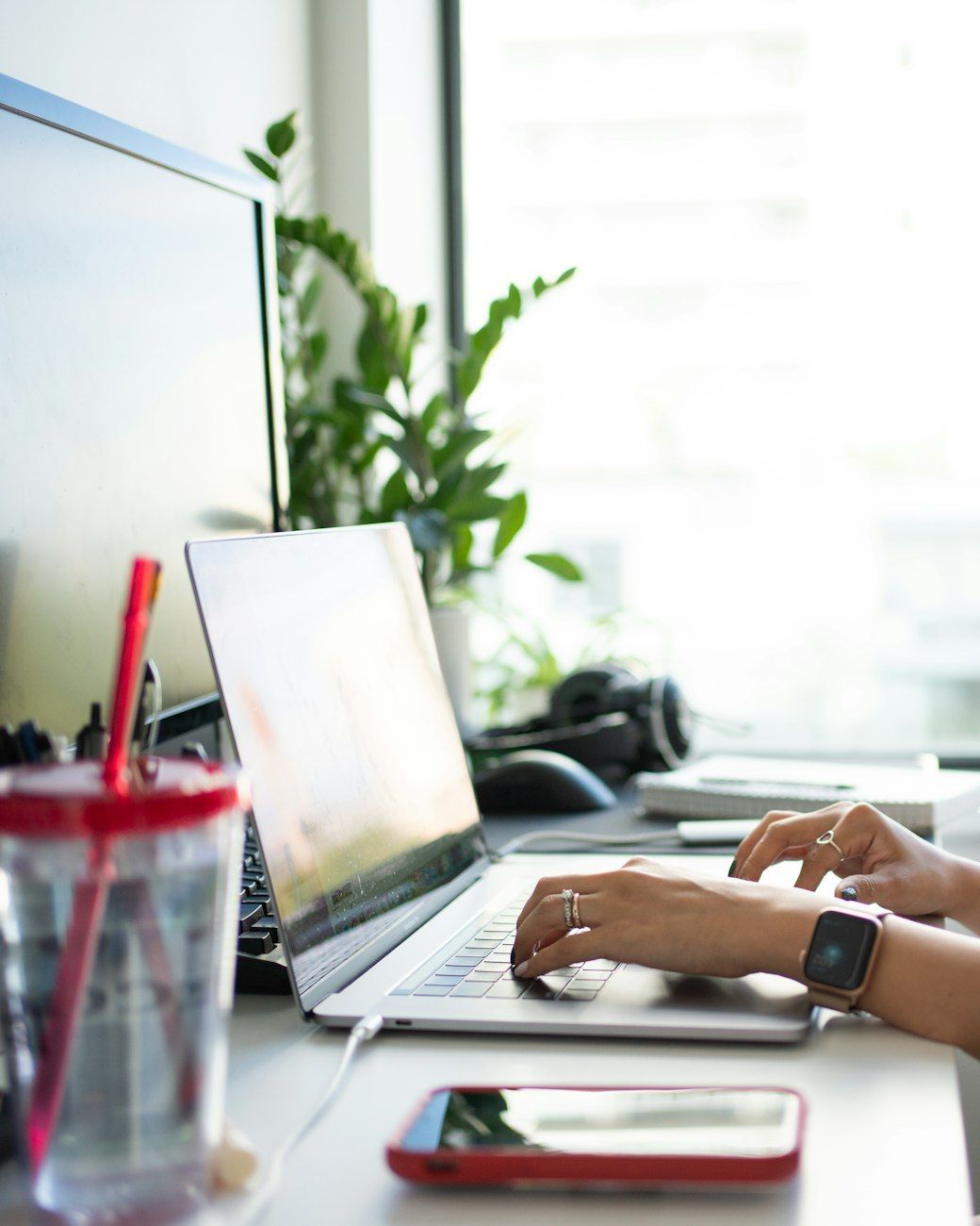 oficina en casa, trabajo remoto, productividad, trabajar desde casa, oficina económica, muebles ergonómicos, organización del espacio de trabajo, consejos de iluminación, equilibrio entre trabajo y vida personal, decoración de oficina en casa