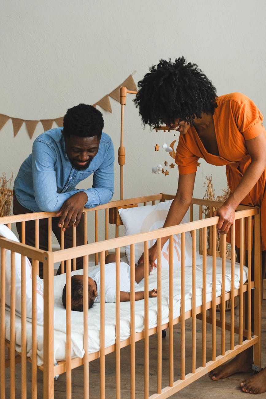 Neugeborenen-Essentials, Babysicherheit, Babyzimmer-Einrichtung, Eltern-Checkliste, Vorbereitung des Zuhauses, Baby-Möbel, Fütterungsbereich, sicherer Schlaf, Wickelstation, Babykomfort