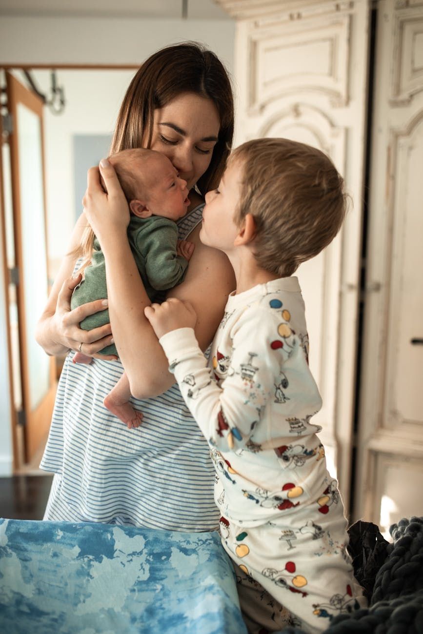 forberedelse af ældre barn, ny søskendes ankomst, forældreråd, familietilpasning, søskendebånd, håndtering af jalousi, barnets følelser, positiv forældreskab, byde baby velkommen, familiemæssig harmoni