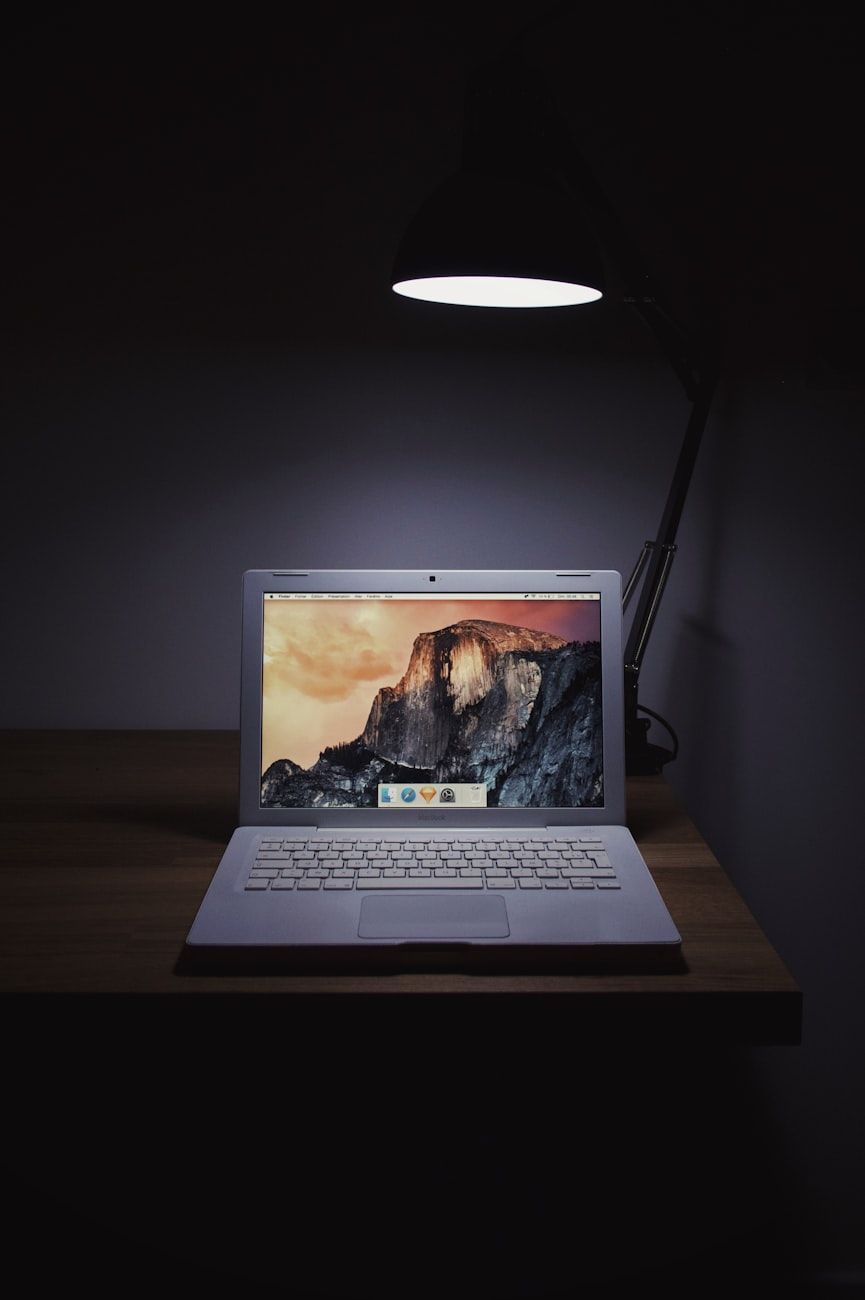 Laptop Geschwindigkeit, Leistungssteigerung, Upgrade Zubehör, SSD-Laufwerk, RAM-Upgrade, Kühlpad, Externe GPU, USB-Hub, Laptop-Ständer, Technik-Tipps