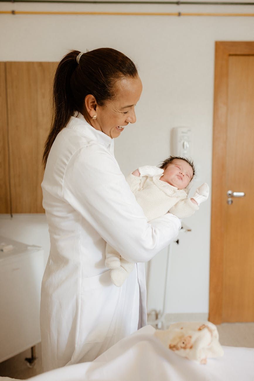 baby feeding signs, is my baby eating enough, newborn feeding cues, baby hunger and fullness signs, breastfeeding enough milk signs, formula feeding baby tips, baby weight gain signs, how often should a baby eat, pediatrician baby feeding advice, infant feeding guide