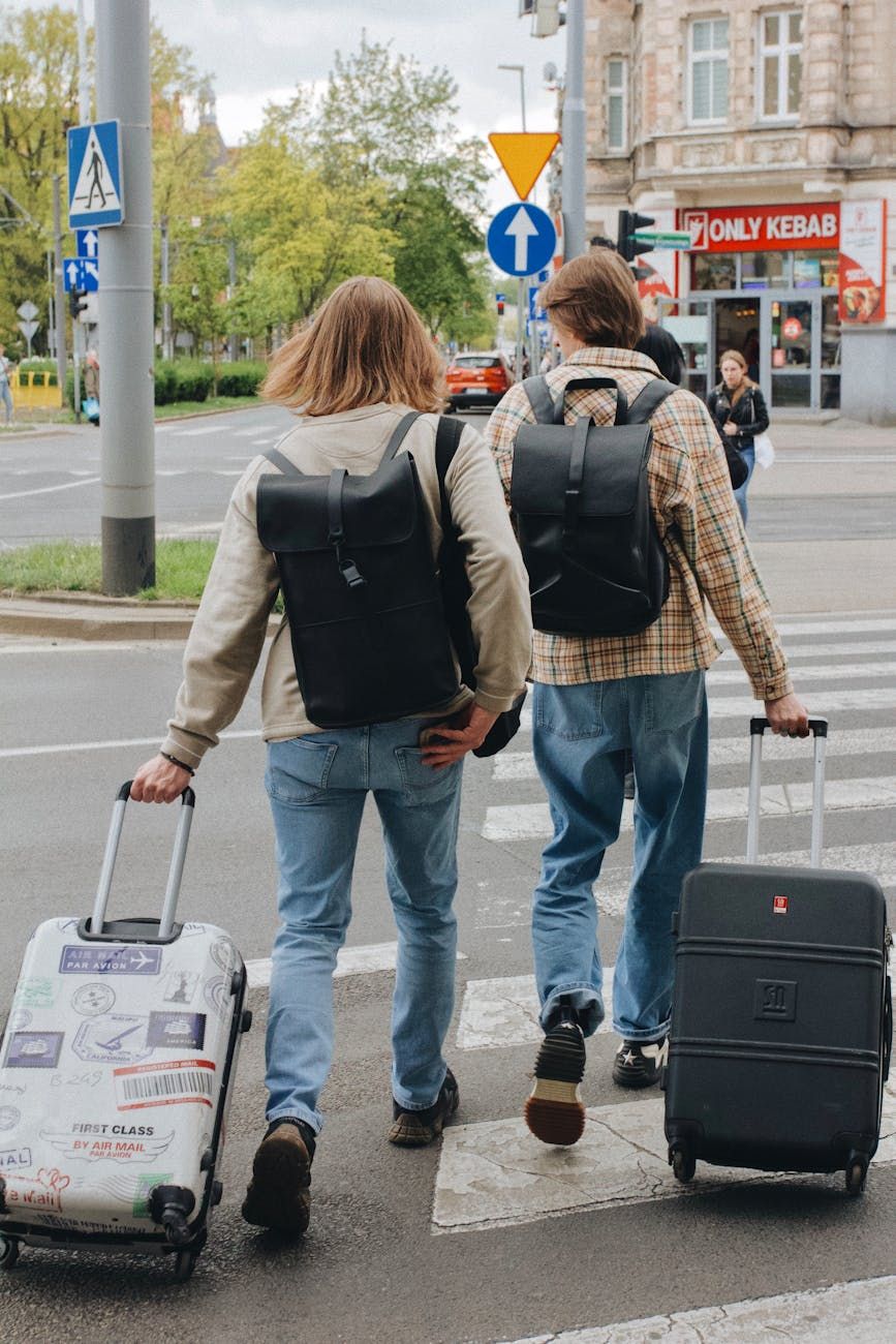 oberoende resor, researrangör, självplanerad resa, organiserade turer, reseplaneringstips, fördelar och nackdelar med resor, budgetresa, flexibel resplan, guidad reseupplevelse, resejämförelseguid