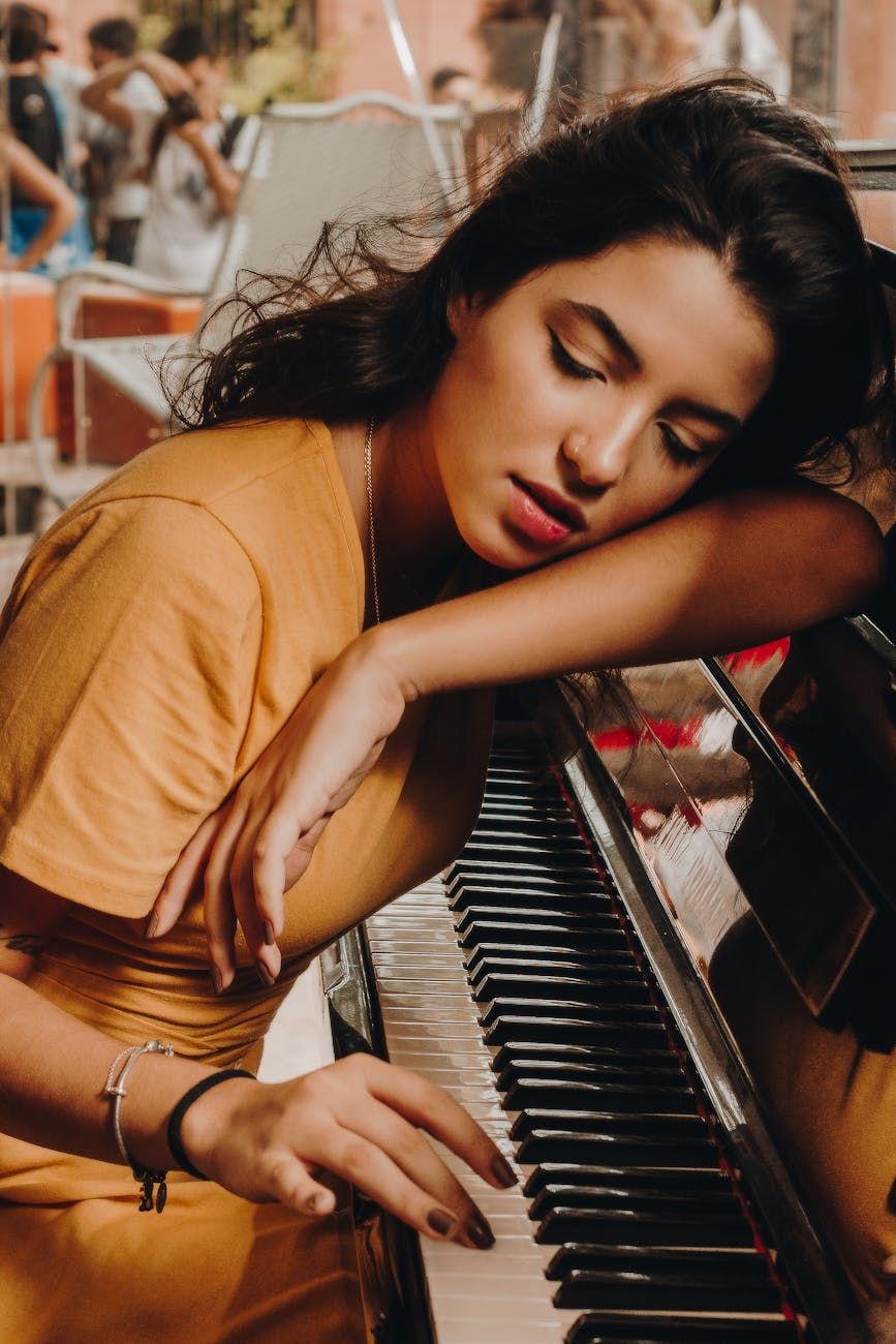 musica controllata da gesti, strumenti che rilevano il movimento, suono dei micro-movimenti, tecnologia musicale interattiva, performance senza l'uso delle mani, strumenti digitali che rispondono ai gesti, innovazione musicale, strumenti musicali alimentati da IA, controllo espressivo del movimento, strumenti futuristici