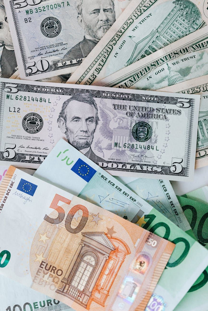 kansainväliset maksut, taloudenhallinta, rajat ylittävät tapahtumat, valuuttakurssit, maksutavat, tilisiirrot, verkkomaksualustat, maksupalveluntarjoajat, noudattaminen, globaali liiketoiminta, Bank of American pankin reititystunnus, Chase-pangin tilisiirron reititystunnus, Apple Pay Cash Applle, SWIFT/BIC, kuinka monta euroa on yhden dollarin arvoinen