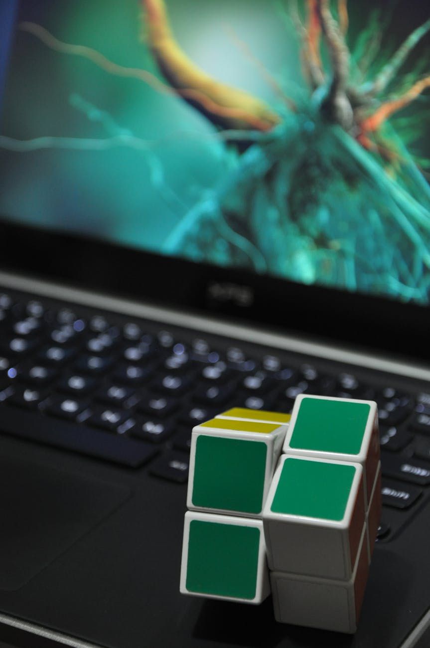 Digitale transformatie, Kunstmatige Intelligentie, Internet der Dingen (IoT), Cyberbeveiliging, Grote Gegevens, Cloudtechnologieën, Blockchain, Mobiele Technologieën, Sociale Netwerken, Virtuele Realiteit