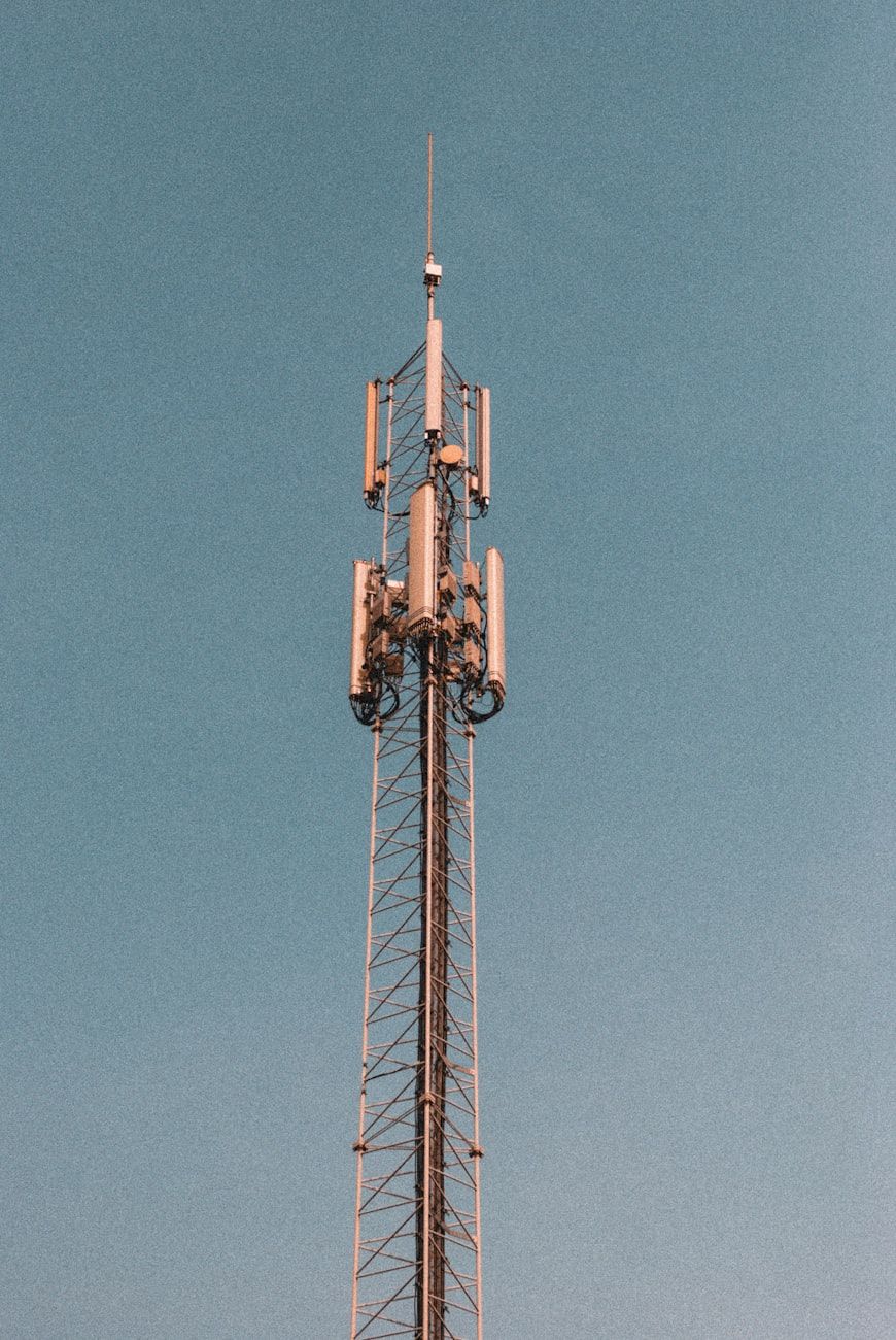 résilience d'Internet, communication d'urgence, réseaux hors ligne, zones sinistrées, réseaux maillés, Internet par satellite, technologie de crise, infrastructure de communication, Internet en cas de pannes d'électricité, technologie de survie