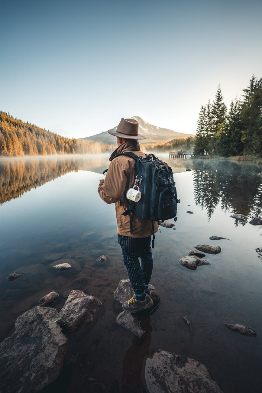 Outdoor-Kopfbedeckungsschichtung, bleiben Sie warm im Freien, beste Mützen für kaltes Wetter, feuchtigkeitsableitende Basisschicht, isolierende Strickmütze, wasserdichte Kappe, Schichtungstechniken, Accessoires für kaltes Wetter, Tipps für Outdoor-Abenteuer, Kopfschutz im Winter, heber peak erfahrungen,
vaude jalama coat,
stoic merino shirt damen