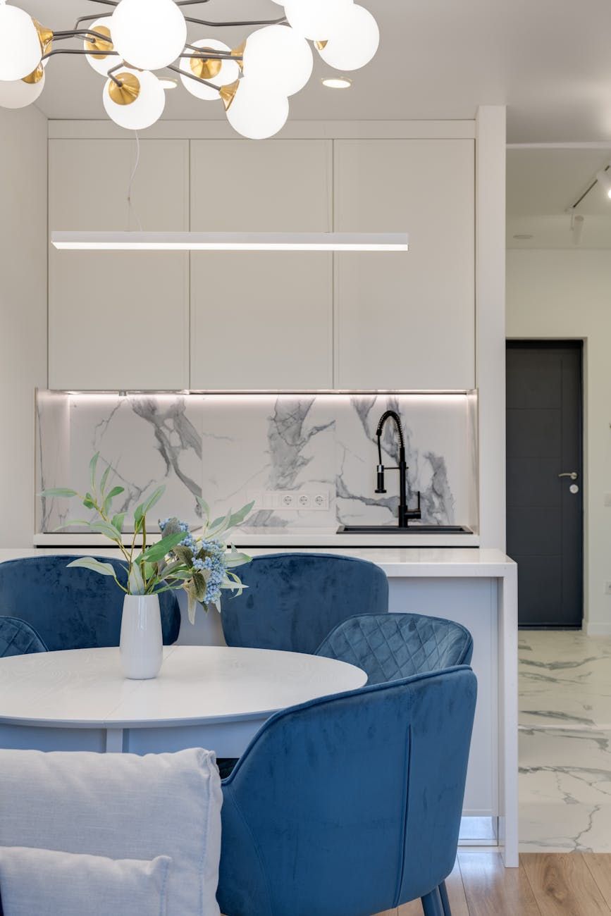 iluminación, luces de techo, actualización interior, diseño de techo, iluminación elegante, habitación de invitados, ideas de techo, interior moderno, iluminación LED, mejora de iluminación