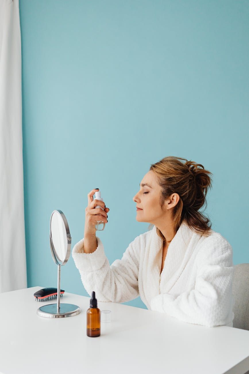 makeup-spray til fastholdelse, langtidsholdbar makeup, fejlfri makeup-look, makeup-fastholder, skønhedstips til makeup, ansigtsspray, makeup, som holder hele dagen, holdbarhedsspray til makeup, professionelt makeup-finish, let fastholdelsesspray