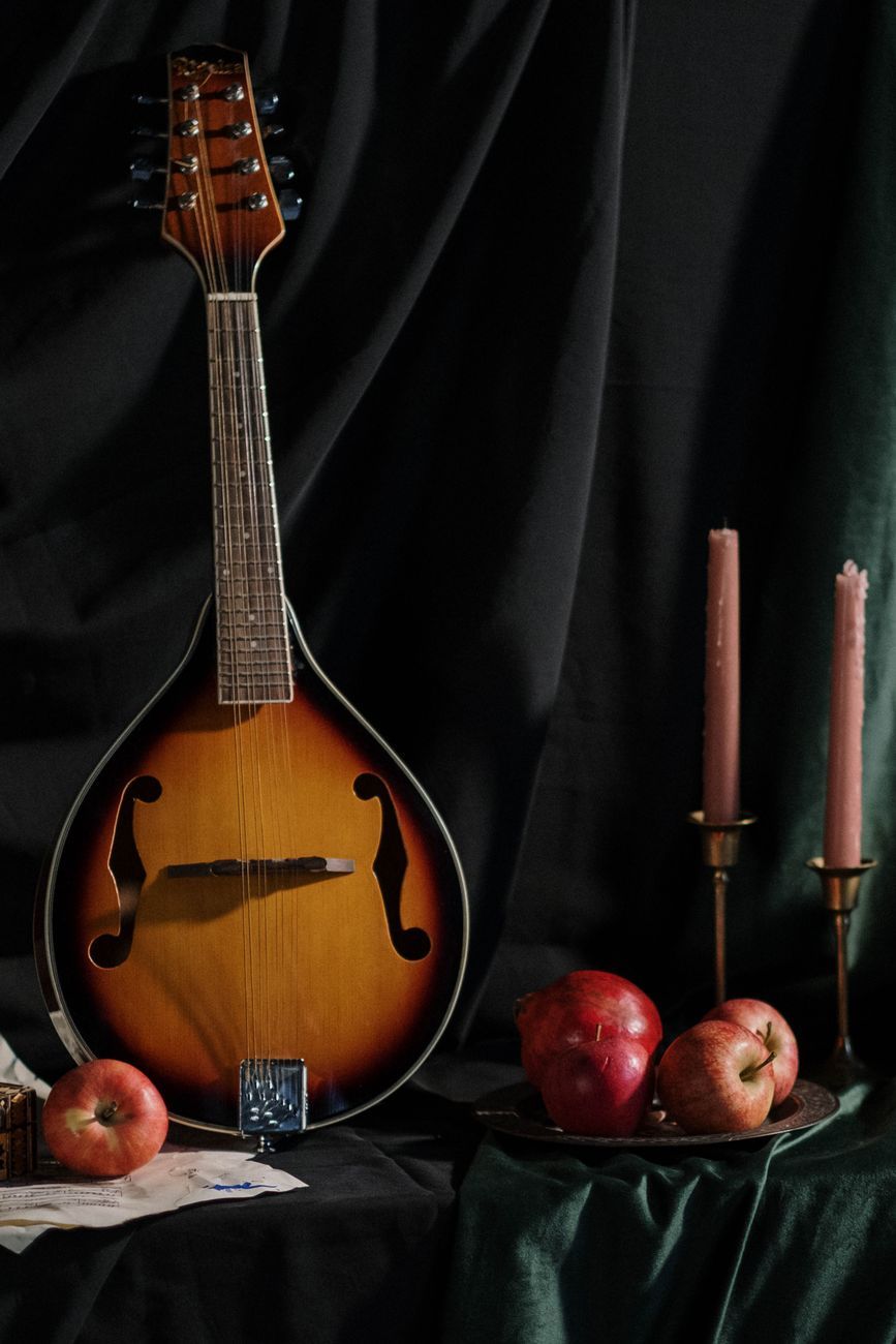mandoline, mandolinemuziek, folktradities, moderne folk, akoestische instrumenten, bluegrassmandoline, klassieke mandoline, hedendaagse muziek, snaarinstrumenten, mandolinespelers