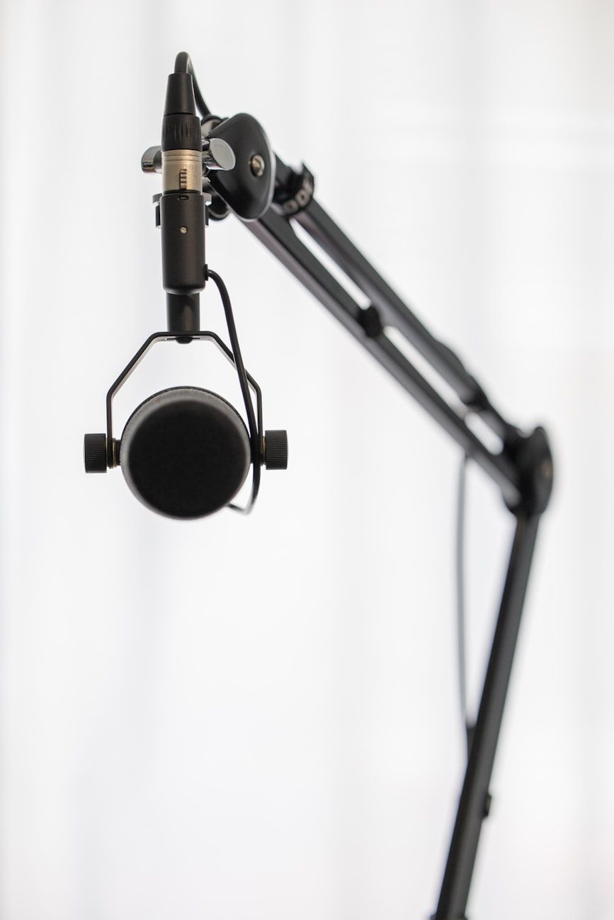 suporte de microfone, suporte ajustável, suporte de microfone estável, setup de gravação, acessórios de microfone, equipamento de estúdio, equipamento de podcast, gravação em casa, suporte de microfone, suporte de microfone ergonómico