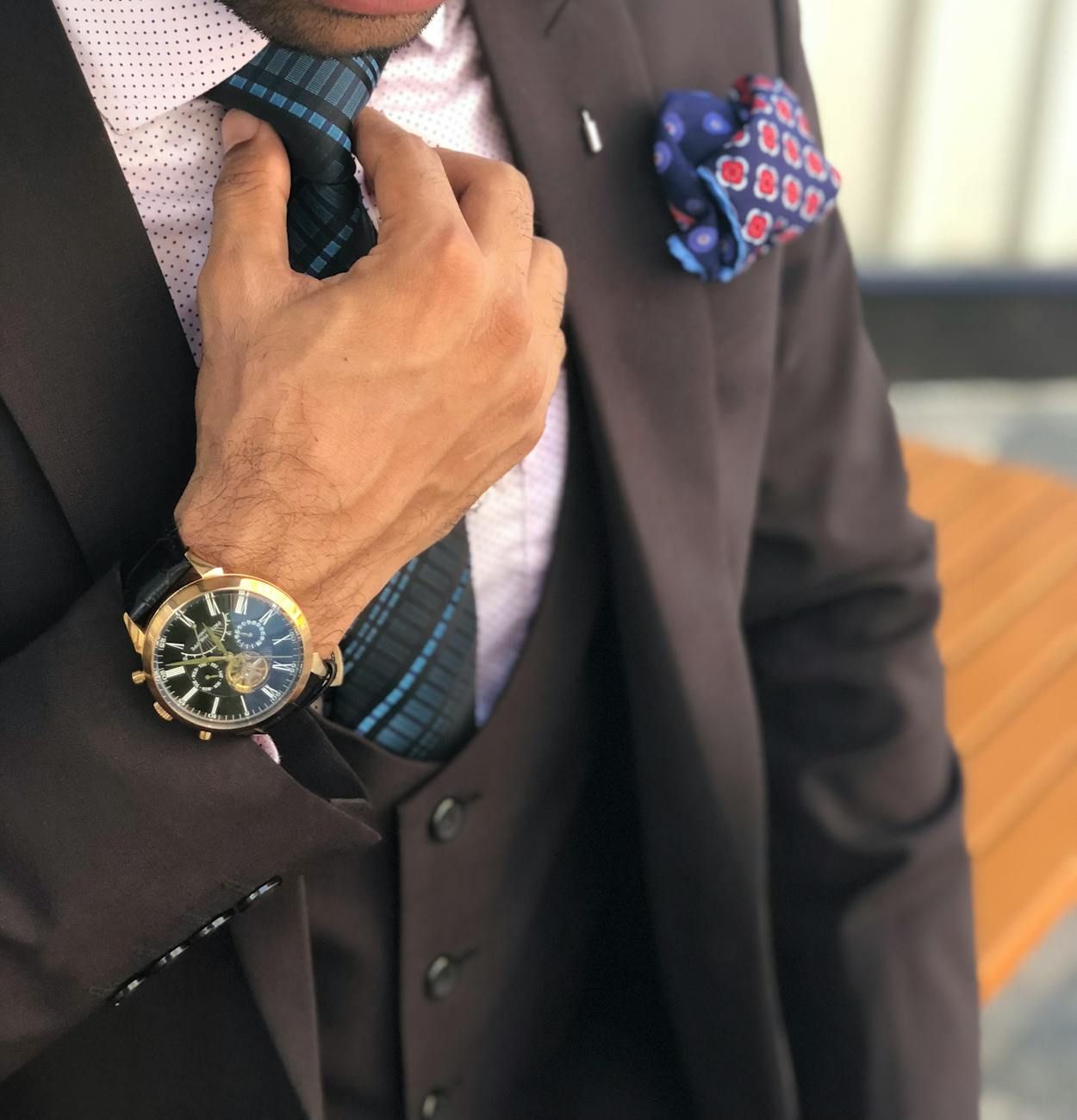 Maskulin elegance, herremode trends, armbåndsur stilar, klassiske tidsure, sporty-chic ure, minimalistisk appel, smart teknologi, luksuriøse tidsure, modeaccessories, tidløs elegance.