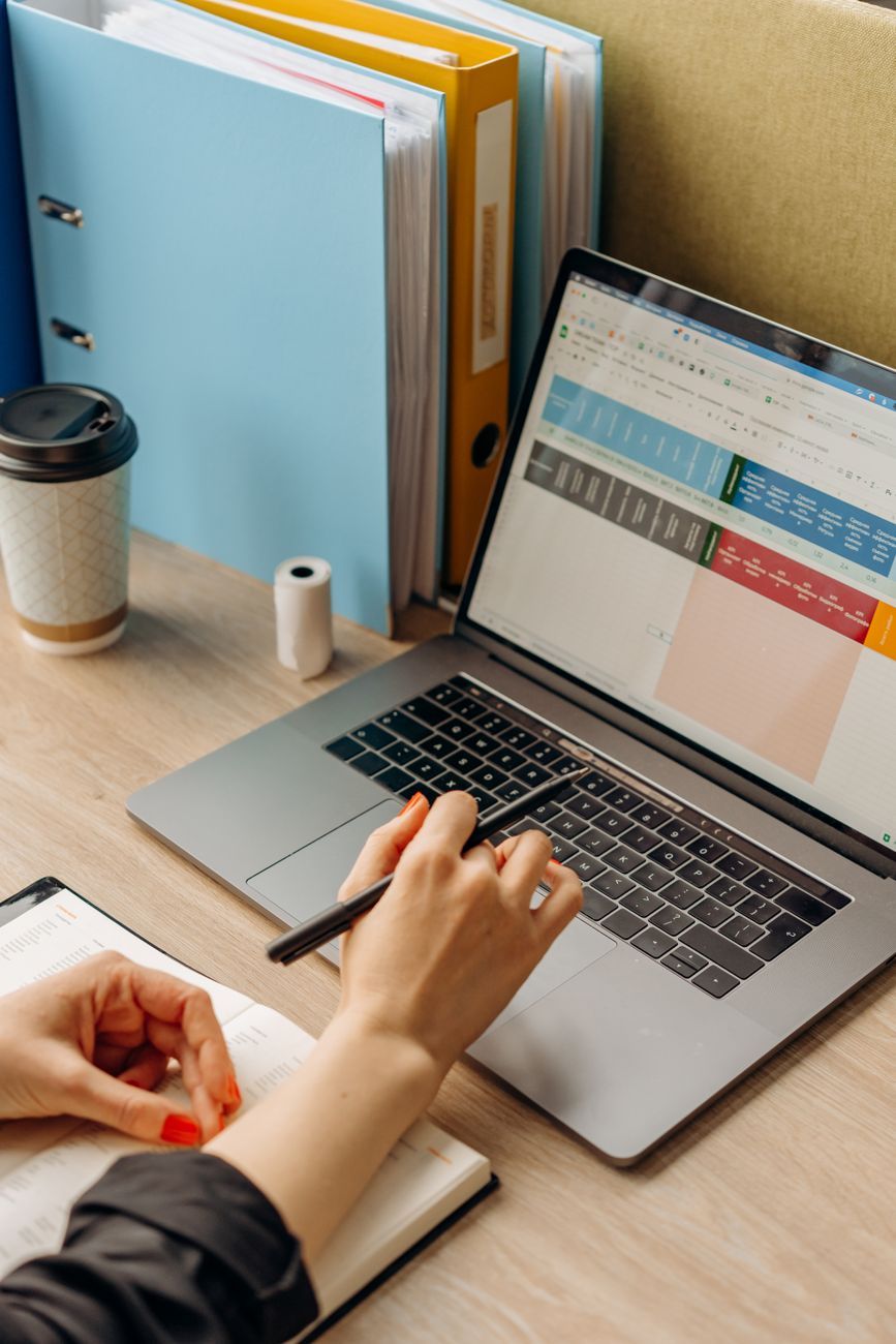 software esencial, configuraci├│n de nuevo ordenador, programas imprescindibles, software de PC, herramientas de productividad, software antivirus, navegador web, almacenamiento en la nube, gestor de contrase├▒as, software de copia de seguridad