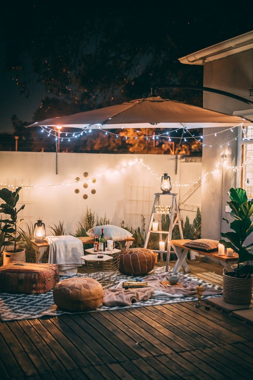 Éclairage extérieur, éclairage de jardin, éclairage de patio, design d'éclairage, lanternes solaires, lampes LED, éclairage paysager, luminaires éco-énergétiques, lanternes décoratives, sécurité extérieure.