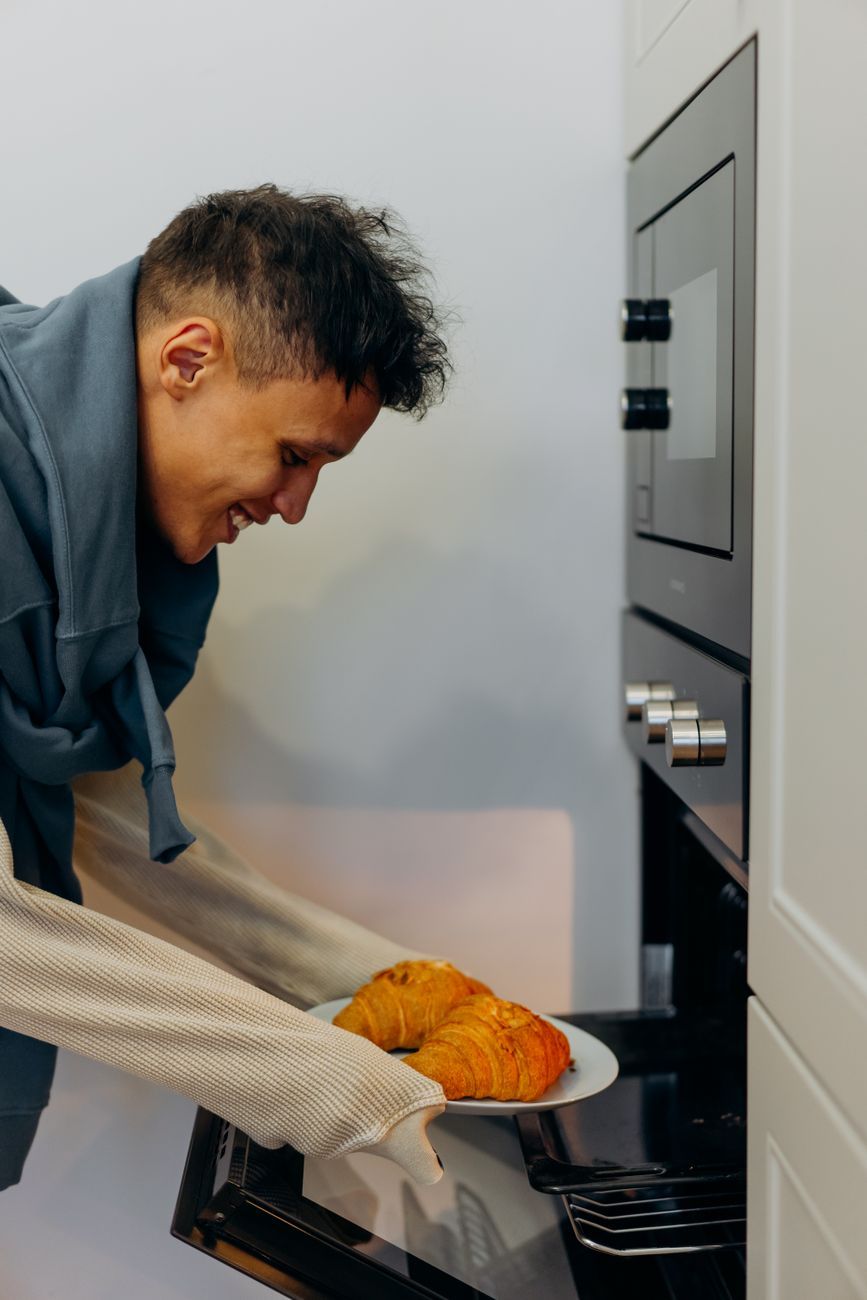 piekarnik frytowny, piekarnik z funkcją frytownicy powietrznej, wbudowana frytownica, piekarnik konwekcyjny, smażenie powietrzne, urządzenia kuchenne, chrupiące jedzenie, efektywność energetyczna, alternatywa dla frytownicy powietrznej, piekarnik wielofunkcyjny