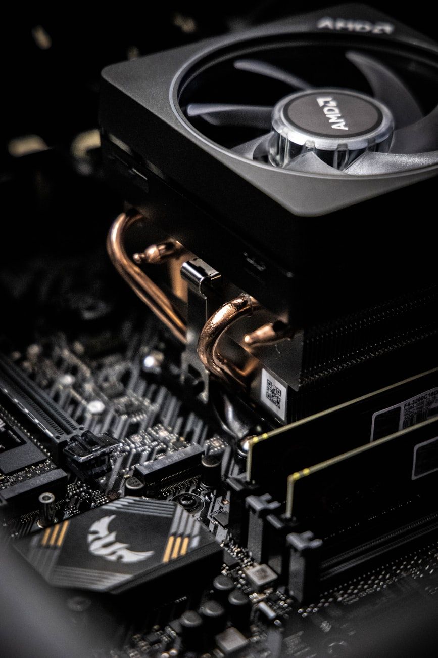 przegrzewający się PC, lagowanie komputera, przegrzewanie CPU, przegrzewanie GPU, rozwiązania chłodzenia, throttling termiczny, problemy z wydajnością komputera, poprawa stabilności systemu, wskazówki chłodzenia, optymalizacja sprzętu