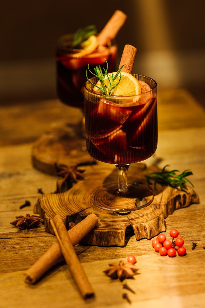 Wintercocktails, Getränkerezepte, wärmende Cocktails, gemütliche Abende, heiße Cocktails, alkoholische Getränke, Winteratmosphäre, behaglicher Abend, Gewürze, Rezepte für kalte Tage.