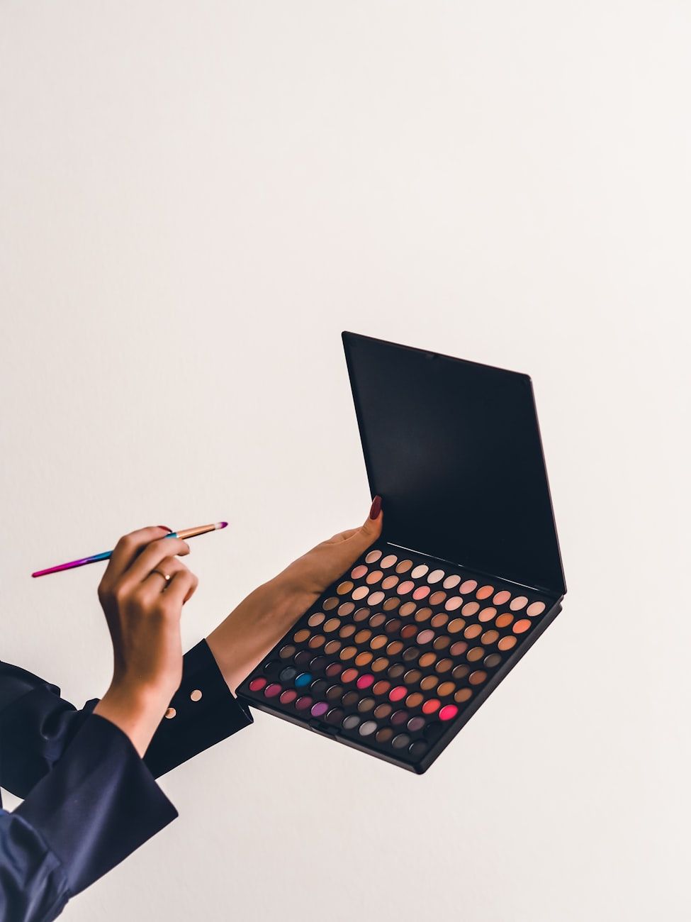 vielseitige Lidschattenpalette, neutrale Farbtöne, kräftige Farben, Make-up-Vielseitigkeit, Tag-zu-Nacht-Look, Lidschatten-Finishes, Tipps zur Palettenauswahl, Farbtheorie, Hauttonanpassung, reisefreundliches Make-up