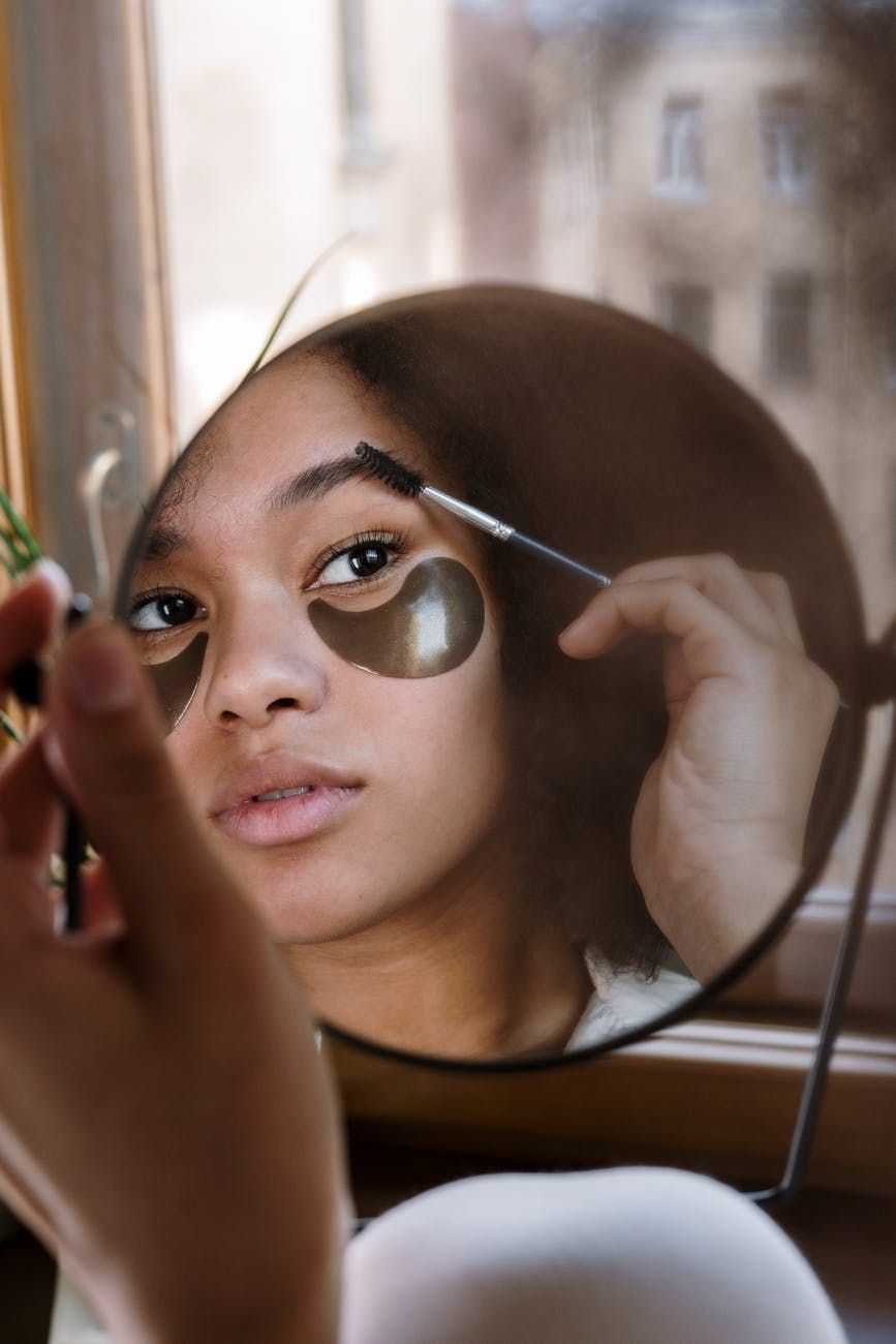 Wimpernserum, Augenbrauenserum, Apothekentrend 2025, Wachstum von Wimpern, Wachstum von Augenbrauen, natürliche Inhaltsstoffe, dermatologisch getestet, Beauty-Innovation, Haarfollikelpflege, Hautpflegeroutine