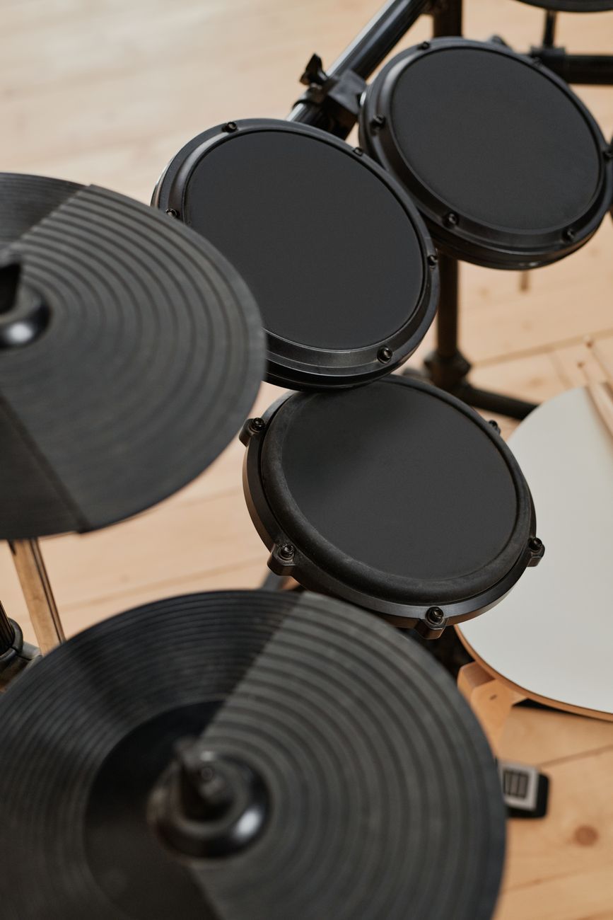 suositut musiikkisoittimet 2026, parhaat oppimiseen soveltuvat soittimet, kitaratrendit, digitaalipiano, sähkörummut, ukulelen suosio, viulu aloittelijoille, kotimusiikkistudio, moderni musiikkivarustus, musiikkisoitinopas