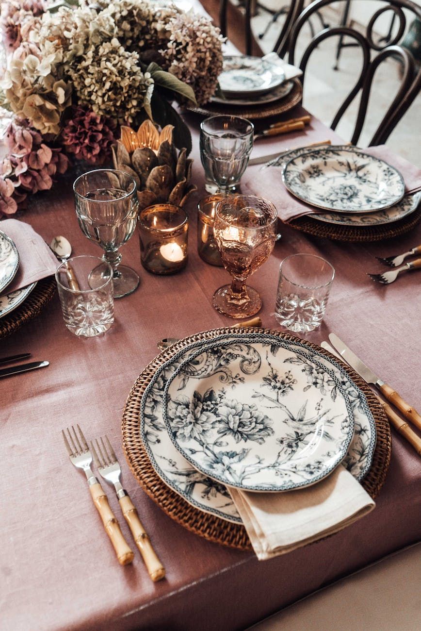 bordsdukning regler, korrekt bordsdukning, bords etikett grunder, moderna bordsdukningstrender, matbordsdekor idéer, formell bordsuppsättningsguide, avslappnad bordsdukningstips, tallriksarrangemang, elegant bordsstyling, hur man dukar ett bord