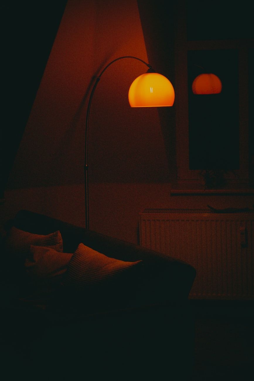 lampes à lumière rouge, éclairage au coucher, lumière rouge avant le sommeil, éclairage propice au sommeil, rythme circadien, éclairage de la chambre à coucher, lumière chaude, qualité du sommeil, exposition à la lumière du soir, avantages de la lumière rouge