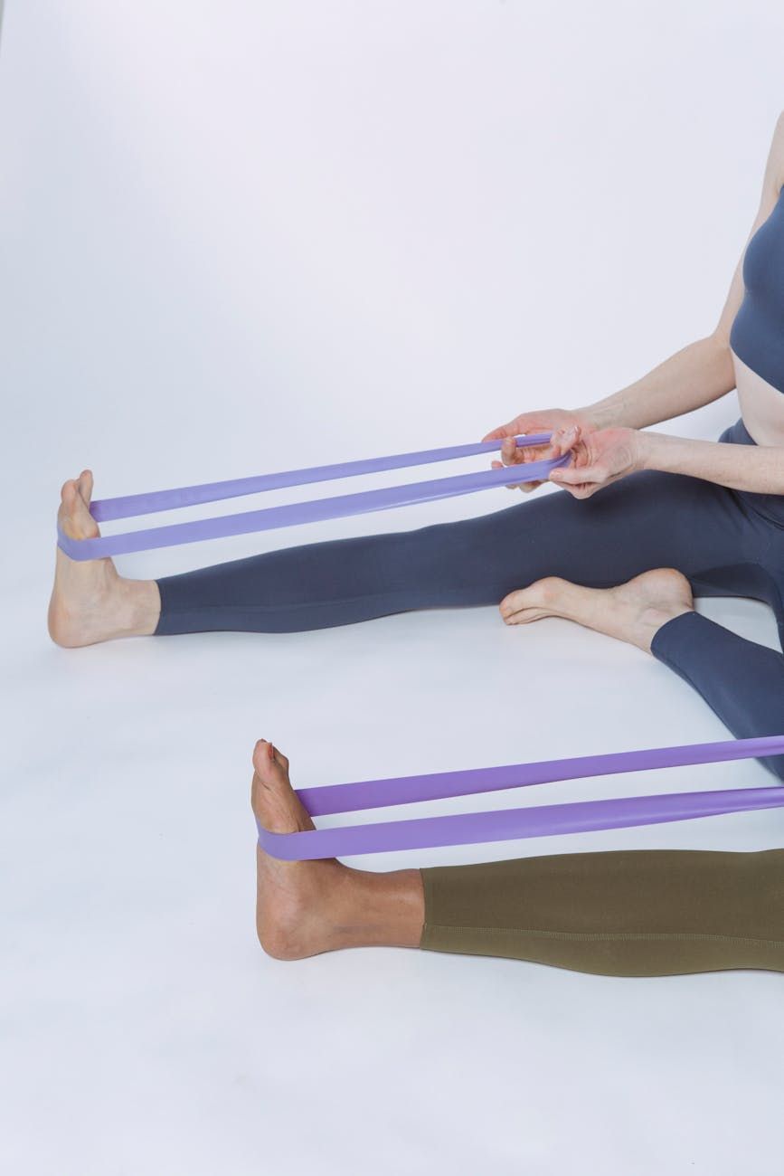 Widerstandsbänder Training, Übungen mit Widerstandsbändern, Ganzkörpertraining mit Bändern, Widerstandstraining zu Hause, elastische Bänder Fitness, Krafttraining mit Bändern, Heimtrainingsausrüstung, Widerstandsbänder-Routine, Fitnessband-Übungen, Training ohne Gewichte