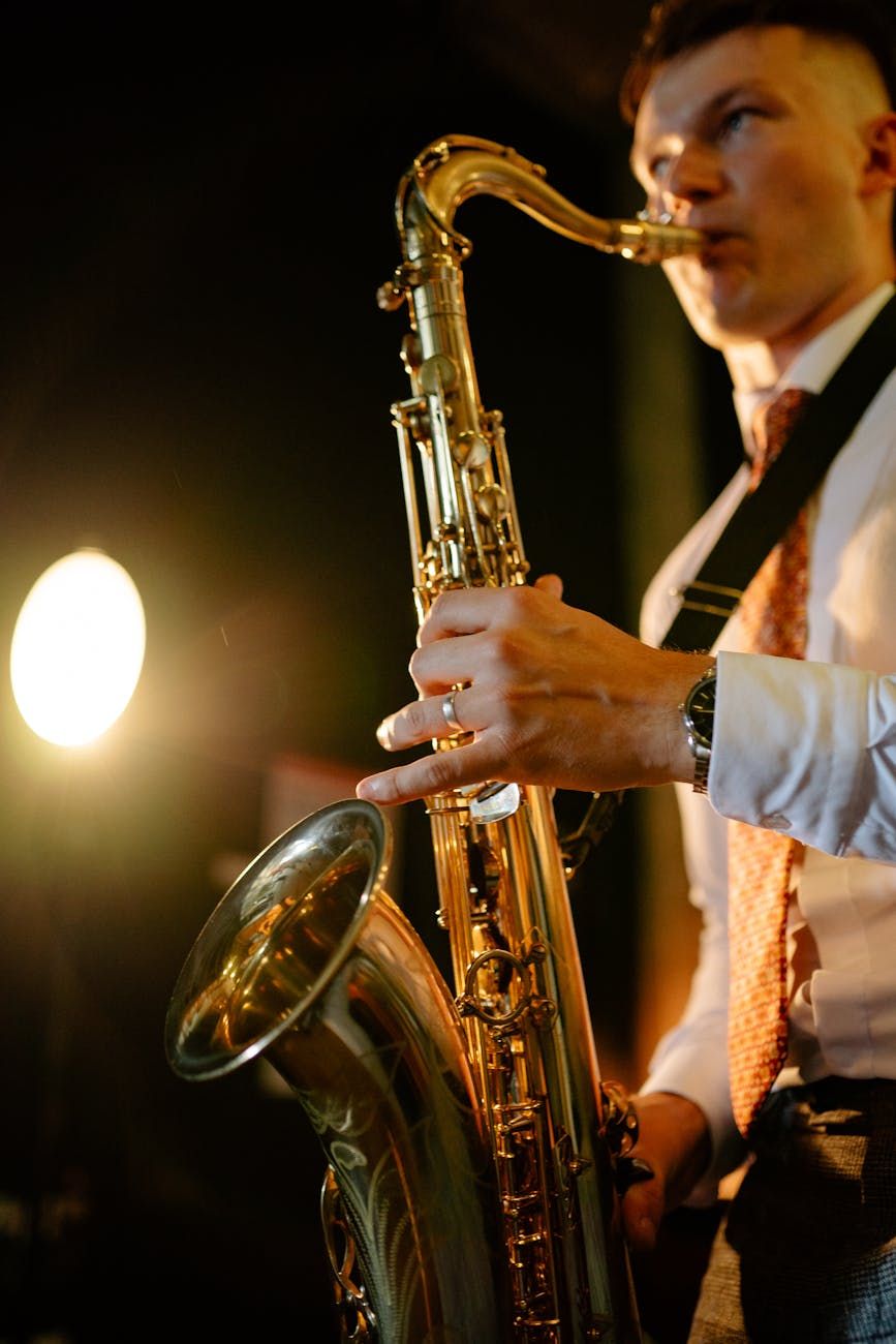 sassofono nel jazz, improvvisazione jazz, sassofono jazz, storia del sassofono, musicisti jazz, tecniche di improvvisazione, cultura della musica jazz, performance del sassofono, strumenti jazz iconici, suono jazz