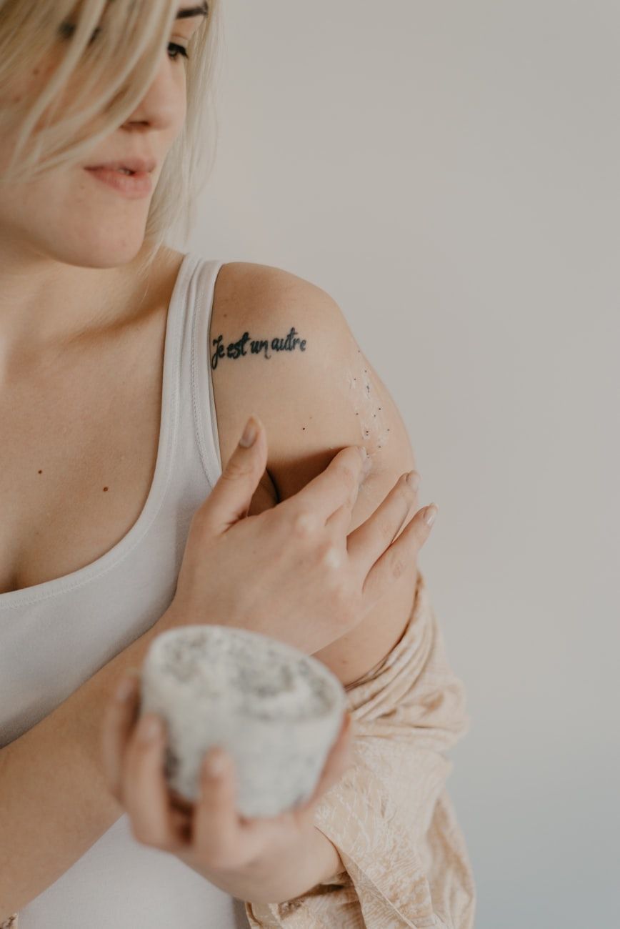 merisuolakuorinta, kuorinta, sileä iho, luonnollinen ihonhoito, kehon kuorinta, hehkuva iho, suolakuorinnan hyödyt, koti-spa, ihon uusiutuminen, ihonhoitorutiini