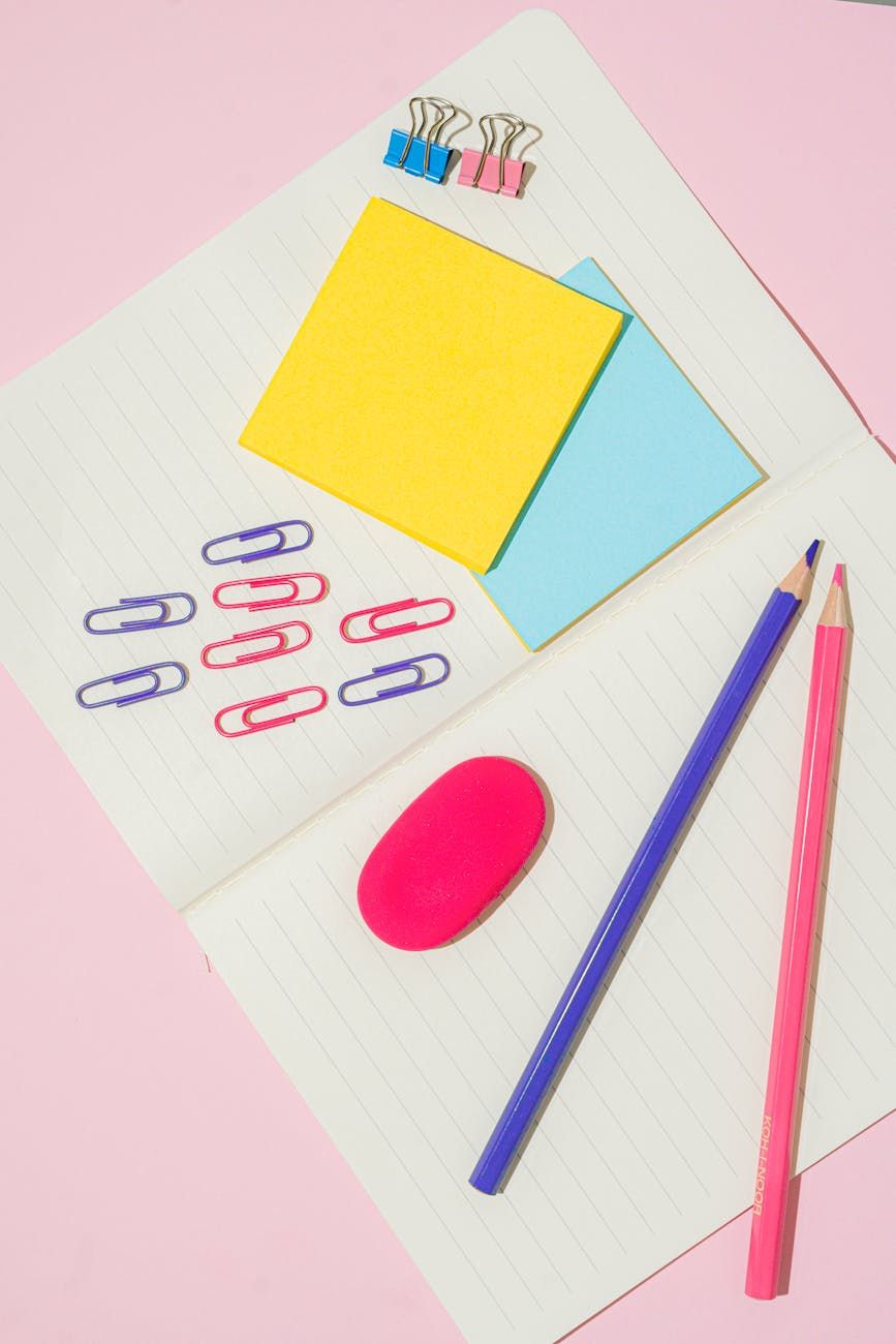 bunte Büroklammern, Schreibwaren, Bürozubehör, Dokumentenorganisation, leuchtende Klammern, Klammer-Set, Arbeitsplatz, Schulbedarf, Papierbefestiger, Schreibtischorganisation