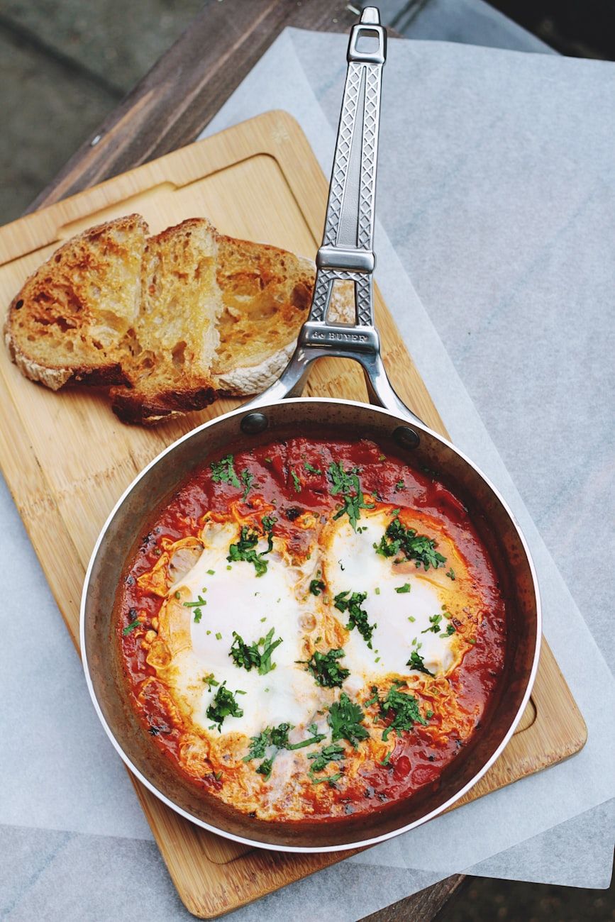 Shakshuka-Rezept, einfaches Frühstück, nahöstliches Gericht, Tomatensauce mit Eiern, schneller Brunch, würzige Eier, Pfannenrezept, gesundes Frühstück, 20-Minuten-Mahlzeit, Hausmannskost