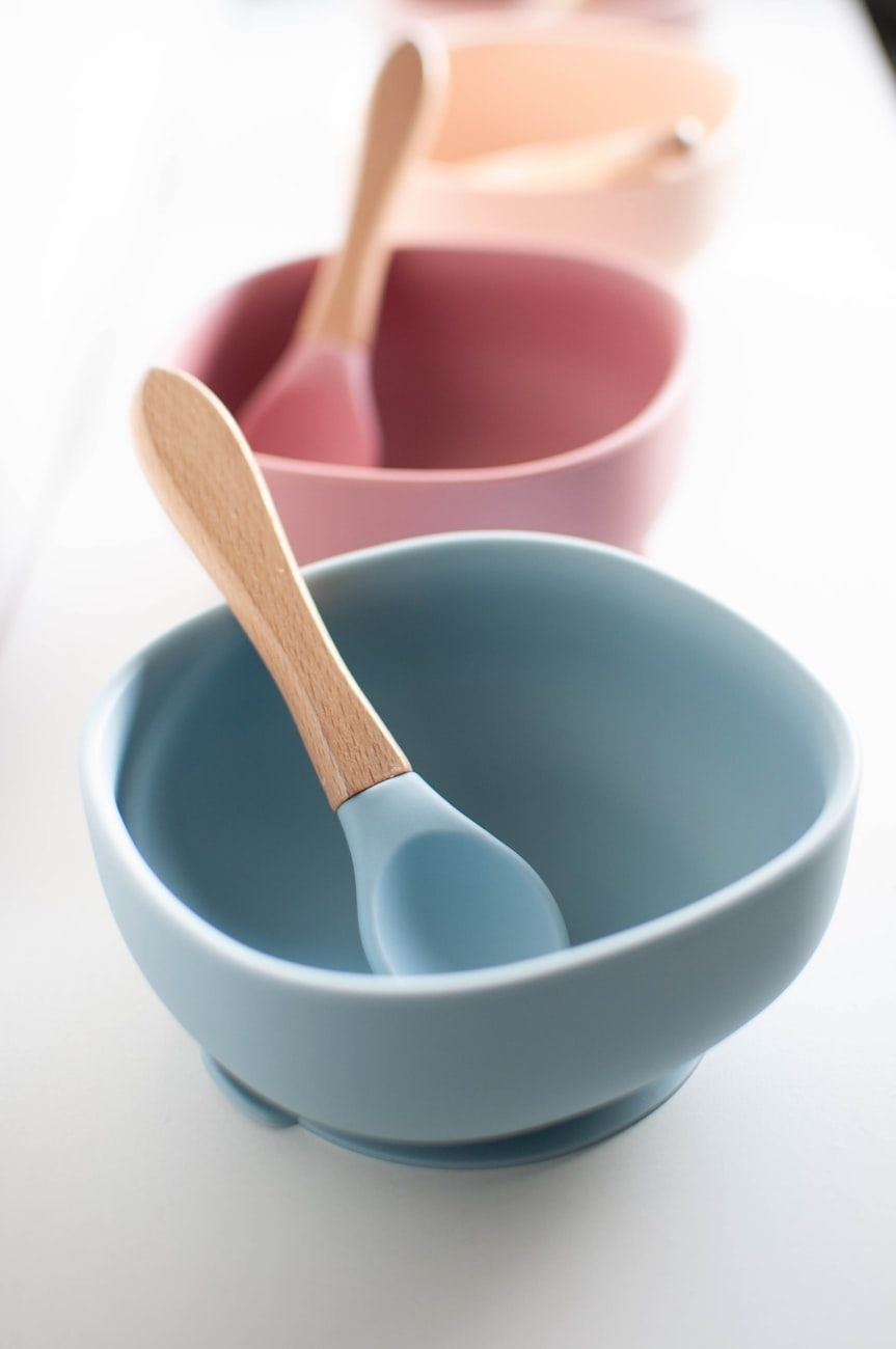 Silikon-Geschirr, Babynahrung, erste Lebensmittel, Baby-led-Abstillen, Silikon-Babyschalen, Babyschüsseln, Saugteller, Babylöffel, sichere Fütterungsprodukte, Absatzessen Essentials