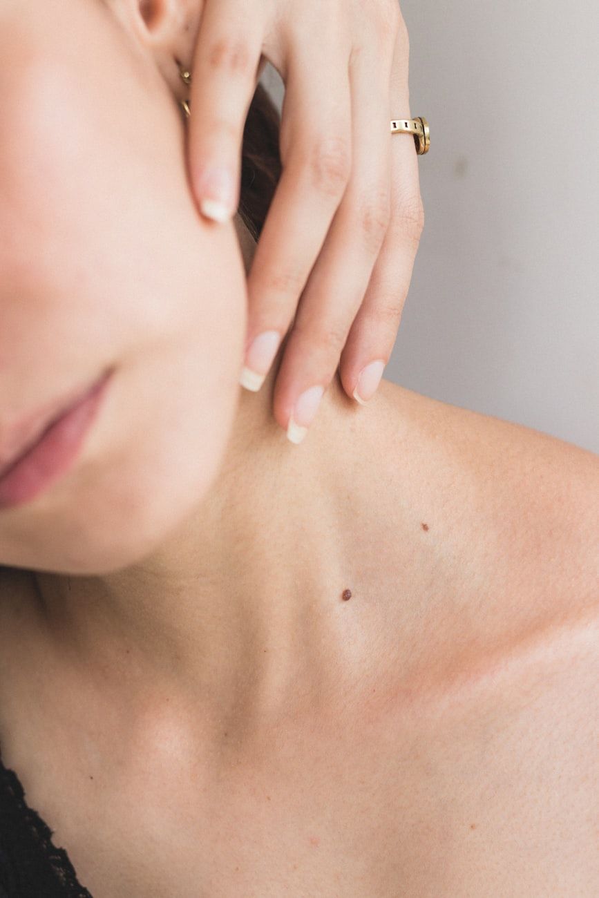 microbioma cutáneo, cosméticos con probióticos, tendencia en cuidado de la piel, barrera cutánea saludable, innovación en belleza, cuidado natural de la piel, cosmética probiótica, equilibrio del microbioma, salud cutánea, probióticos cosméticos