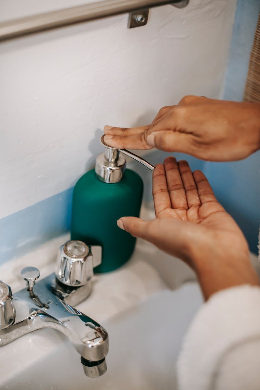 sæbedispenser, automatisk sæbedispenser, køkkensæbedispenser, badeværelsestilbehør, moderne hjemmeessentials, berøringsfri dispenser, flydende sæbholder, stilfulde hjemmeaccessories, hygiejneløsninger, smart badeværelse for hjemmet