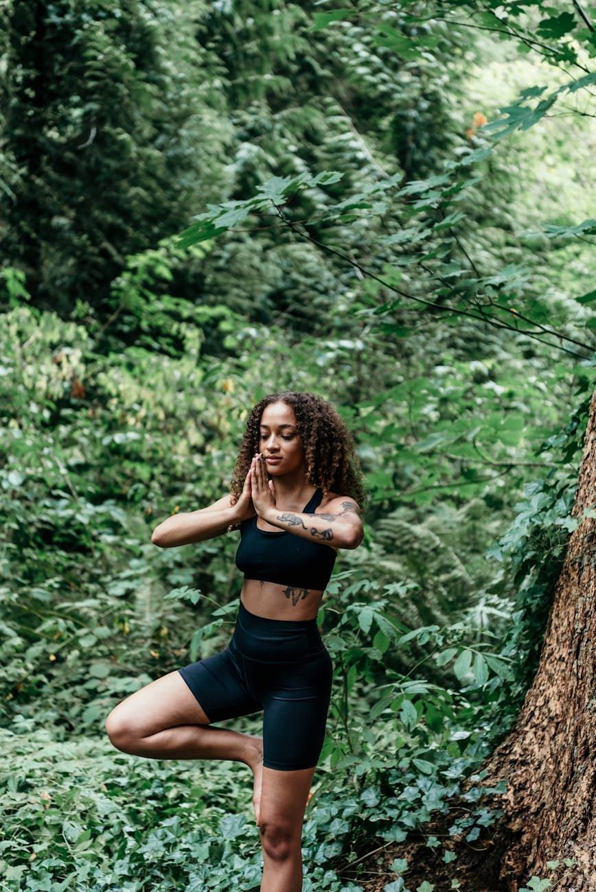 Moda sportowa elegancja, trend athleisure, odzież do ćwiczeń, wysoka moda, stylizacja odzieży sportowej, wszechstronne warstwowanie, akcesoria inspirowane sportem, wygoda spotyka styl, sportowy styl uliczny, sportowa elegancja z elementami mody.