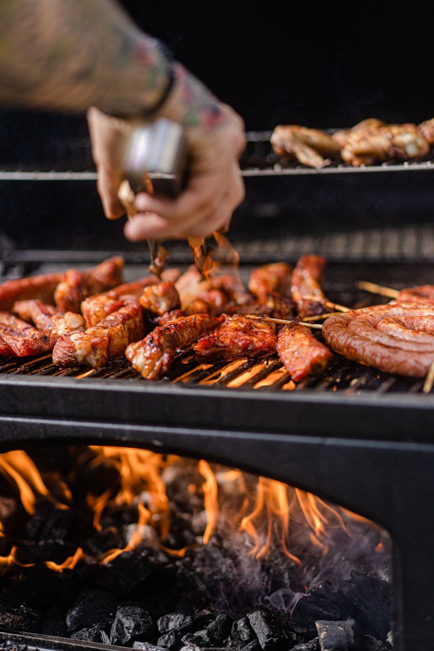 Sommer BBQ, Grilltipps, Outdoor-Kochen, BBQ-Essentials, Grillzubehör, Picknickausrüstung, Grillwerkzeuge, Gartenparty, Sommerrezepte, erfrischende Getränke