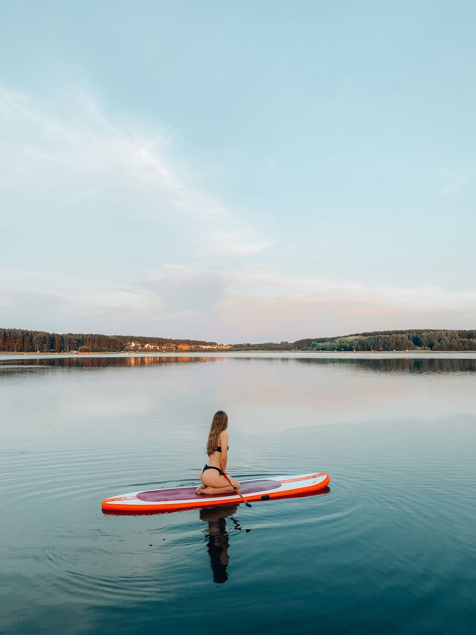 solopgangspladdleboarding, morgen SUP-sessioner, stand up paddle board, tidlig morgen motion, rolig vandpadling, udendørstræning, fordele ved paddleboarding, solopgangstræning, vandsportslivsstil, opmærksom morgenrutine