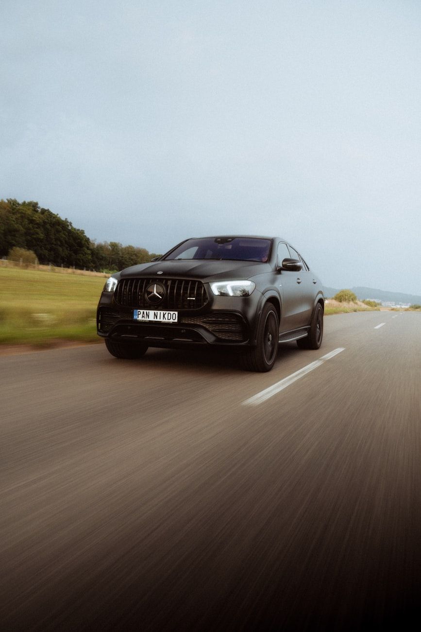 VUS vs Berline, meilleure voiture pour la famille, comparaison de l'efficacité énergétique, guide de style de vie automobile, avantages du VUS, avantages de la berline, hors-route vs voiture citadine, conseils d'achat de voitures, comparaison du confort des véhicules, choisir la bonne voiture